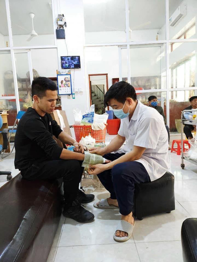 Người hùng cứu bé 3 tuổi rơi từ tầng 12 chung cư ở Hà Nội bị rạn xương tay, phải tạm nghỉ lái xe - Ảnh 1.