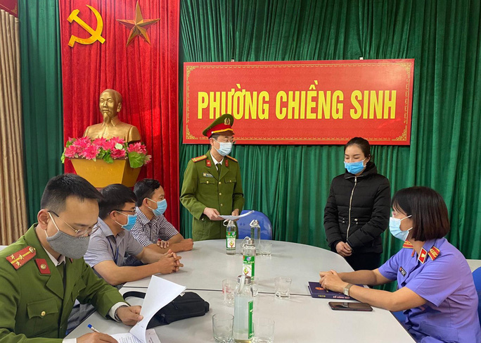 Nữ thủ quỹ xinh đẹp làm thủ tục cho khách vay tiền xong mang đi đánh bạc - Ảnh 2. Nữ thủ quỹ xinh đẹp làm thủ tục cho khách vay tiền xong mang đi đánh bạc - Ảnh 2.