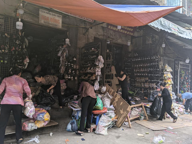 Cháy nhà dân gần chợ Đồng Xuân, nhiều người hoảng loạn tháo chạy - 2