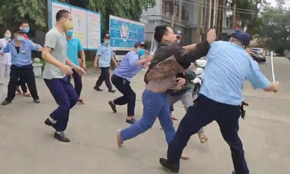 Vụ ẩu đả tại BVĐK Tuyên Quang: Người nhà bệnh nhân bị đánh bằng gậy cao su, gậy rút bằng kim loại