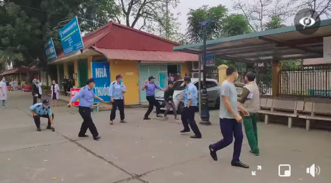 Bảo vệ và người nhà bệnh nhân hỗn chiến vì nhắc đeo khẩu trang - Ảnh 2.