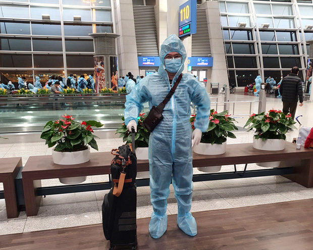 Công dân Việt Nam đầu tiên có 'hộ chiếu vắc xin' về nước, vẫn phải cách ly theo quy định Công dân Việt Nam đầu tiên có 'hộ chiếu vắc xin' về nước, vẫn phải cách ly theo quy định