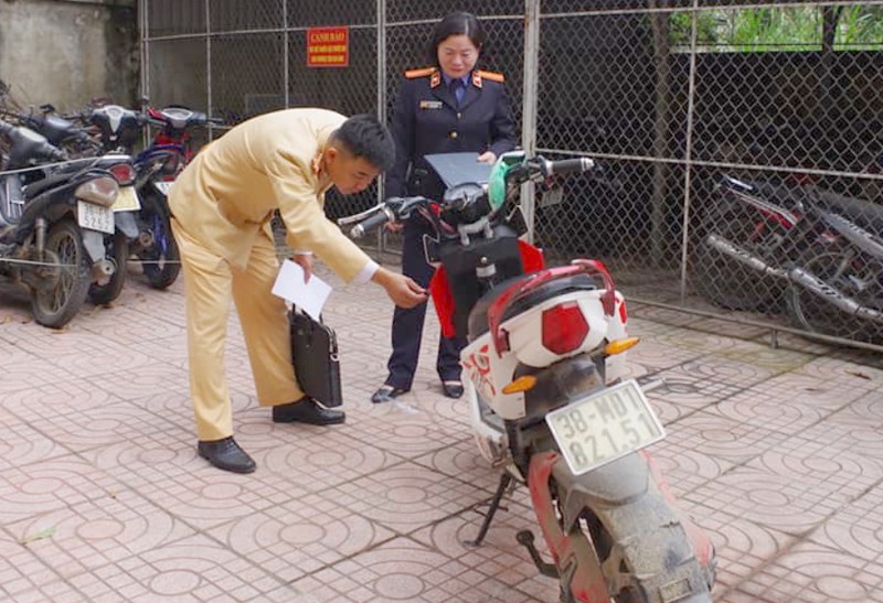 Khởi tố thanh niên đi xe máy điện tông chết cụ bà rồi bỏ trốn - 1 Khởi tố thanh niên đi xe máy điện tông chết cụ bà rồi bỏ trốn - 1