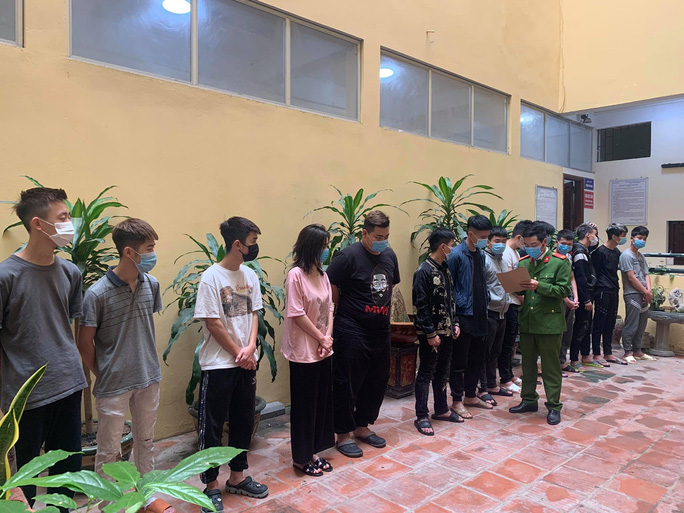 Hàng chục thanh thiếu niên lao vào hỗn chiến để giải quyết mâu thuẫn cho bạn gái - Ảnh 1. Hàng chục thanh thiếu niên lao vào hỗn chiến để giải quyết mâu thuẫn cho bạn gái - Ảnh 1.