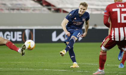 Sao tân binh lập siêu phẩm, Arsenal thắng tưng bừng Europa League