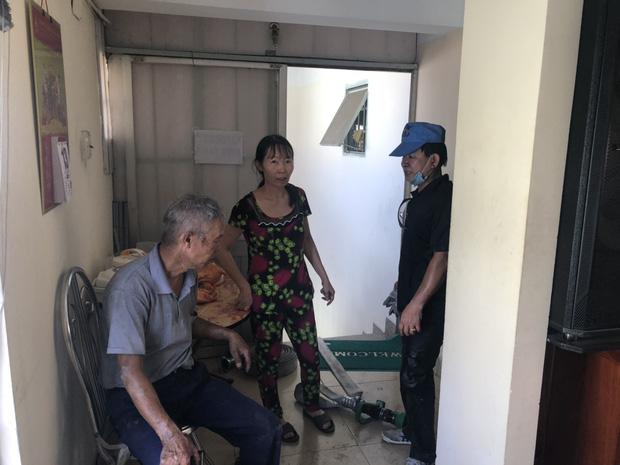 TP.HCM: Nhà 4 tầng bị cháy dữ dội, Cảnh sát dùng xe thang giải cứu 2 người mắc kẹt trên sân thượng - 1