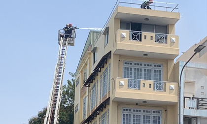 TP.HCM: Nhà 4 tầng bị cháy dữ dội, Cảnh sát dùng xe thang giải cứu 2 người mắc kẹt trên sân thượng