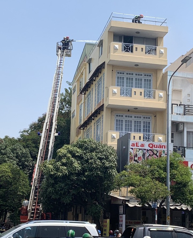 TP.HCM: Nhà 4 tầng bị cháy dữ dội, Cảnh sát dùng xe thang giải cứu 2 người mắc kẹt trên sân thượng