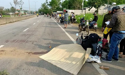 Quảng Nam: Quay lại lượm mũ bảo hiểm, người phụ nữ bị xe tải tông tử vong