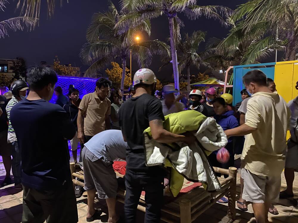 Bé trai 7 tuổi đuối nước khi đi tắm biển cùng anh trai, mẹ đang mang thai khóc ngất khi nhận thi thể con Bé trai 7 tuổi đuối nước khi đi tắm biển cùng anh trai, mẹ đang mang thai khóc ngất khi nhận thi thể con