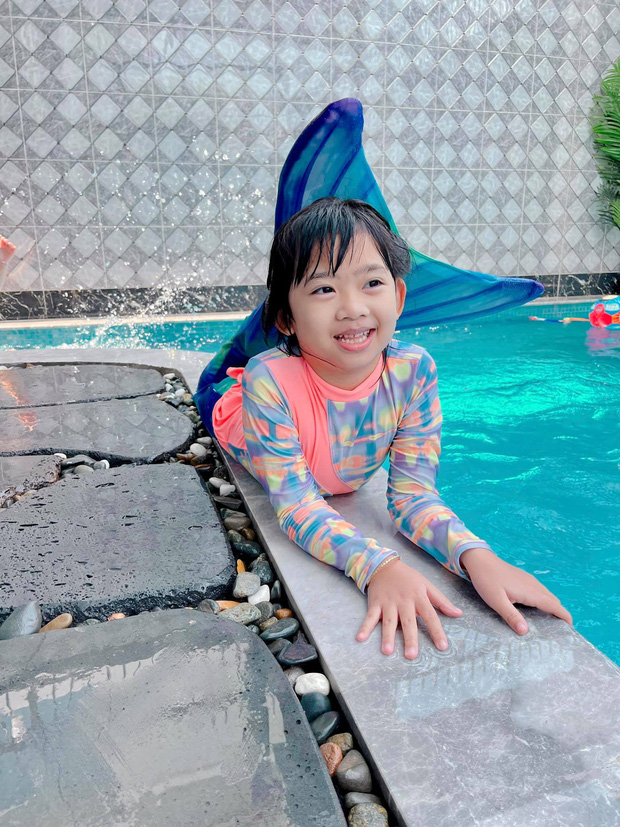 Bé Lavie đến thắp hương vào ngày giỗ đầu của cố NS Mai Phương, ngây thơ đứng trước di ảnh mẹ gây xót xa - 3