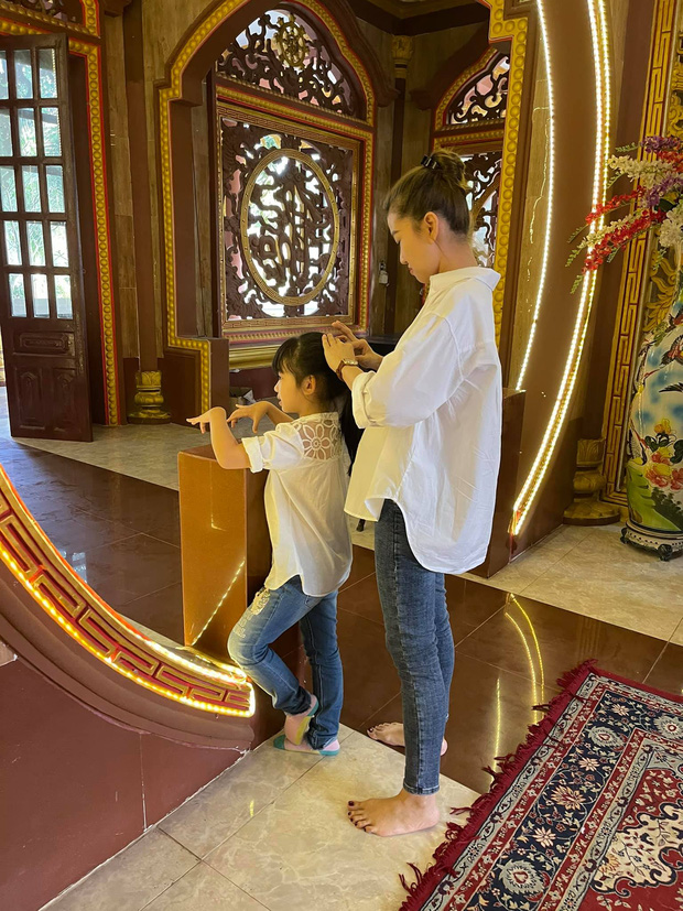 Bé Lavie đến thắp hương vào ngày giỗ đầu của cố NS Mai Phương, ngây thơ đứng trước di ảnh mẹ gây xót xa - 2