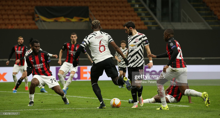 Pogba đưa Man United tiến gần ngôi vương; Mourinho sốc nặng vì bị loại bởi kẻ lần đầu cầm quân - Ảnh 2.