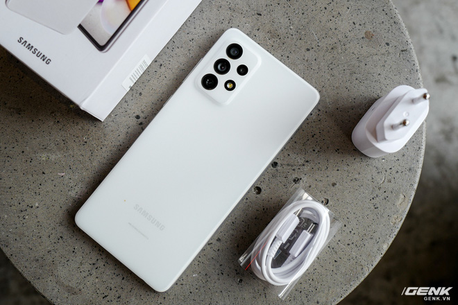 Mở hộp Samsung Galaxy A52 5G và A72: Chiếc điện thoại dòng A đẹp nhất của Samsung từ trước đến nay - 1