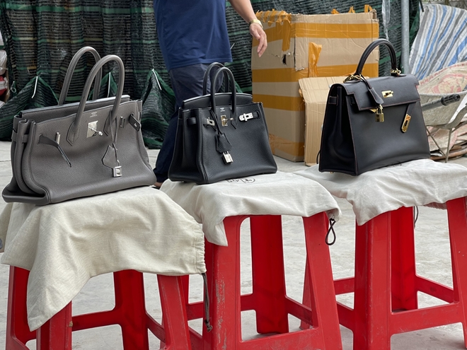 Chủ kho hàng giả nhãn hiệu Hermès 'khủng' nhất miền Bắc dùng chiêu 've sầu thoát xác' để qua mắt lực lượng chức năng - 1