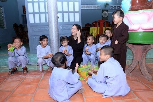 Tuổi thơ đầy cơ cực bỏ học từ năm lớp 6 làm thợ may, Phi Nhung nay giàu cỡ nào mà nuôi tận 23 người con? - 6