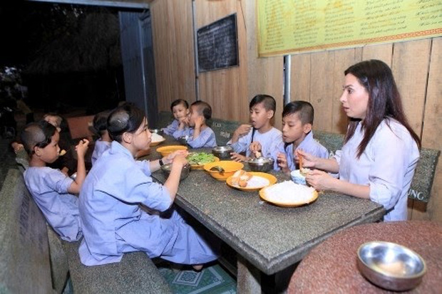 Tuổi thơ đầy cơ cực bỏ học từ năm lớp 6 làm thợ may, Phi Nhung nay giàu cỡ nào mà nuôi tận 23 người con? - 7