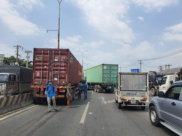 TP.HCM: Ô tô 7 chỗ bị ép bẹp dúm, mắc kẹt giữa 2 xe container khiến nhiều người rùng mình - 3