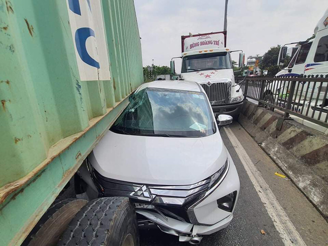 TP.HCM: Ô tô 7 chỗ bị ép bẹp dúm, mắc kẹt giữa 2 xe container khiến nhiều người rùng mình