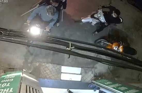 Hà Nội: Truy tìm nhóm côn đồ ném chất bẩn, đập phá hiệu thuốc, hành hung thai phụ