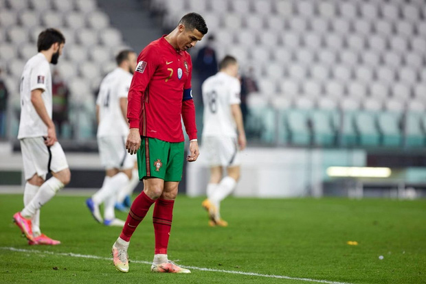 Ronaldo phung phí cơ hội, Bồ Đào Nha nhọc nhằn thắng đội tuyển hạng 108 nhờ bàn phản lưới nhà hy hữu