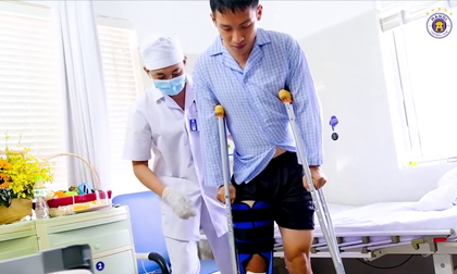 Đỗ Hùng Dũng lần đầu bước đi sau chấn thương kinh hoàng, mở ra triển vọng sớm bình phục