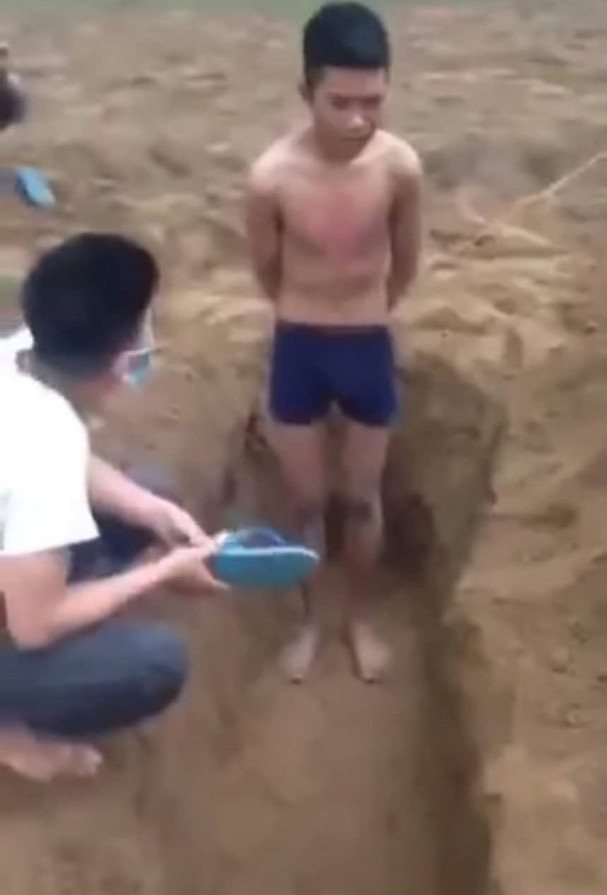 Hình phạt nào cho 13 đối tượng lột đồ, chôn sống nam thanh niên 17 tuổi rồi quay clip?
