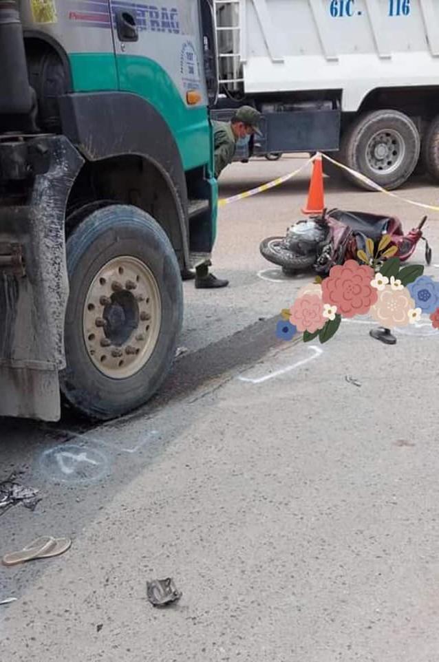 Quặn lòng cảnh người cha gào khóc đau đớn bên thi thể con trai 6 tuổi bị xe ben cán trúng - Ảnh 2. Quặn lòng cảnh người cha gào khóc đau đớn bên thi thể con trai 6 tuổi bị xe ben cán trúng - Ảnh 2.