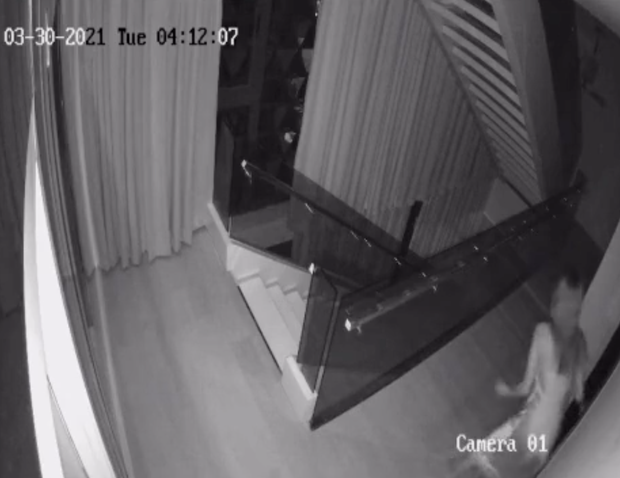 'Thánh soi' chỉ ra loạt điểm tranh cãi trong vụ Ngọc Trinh bị trộm BST 15 tỷ: Từ CCTV đến thái độ chính chủ đều bị đặt nghi vấn - 3