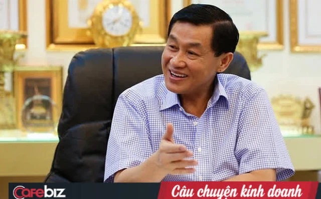 'Vua hàng hiệu' Johnathan Hạnh Nguyễn: Từng rửa xe, làm công nhân nhà máy cao su để có tiền ăn học
