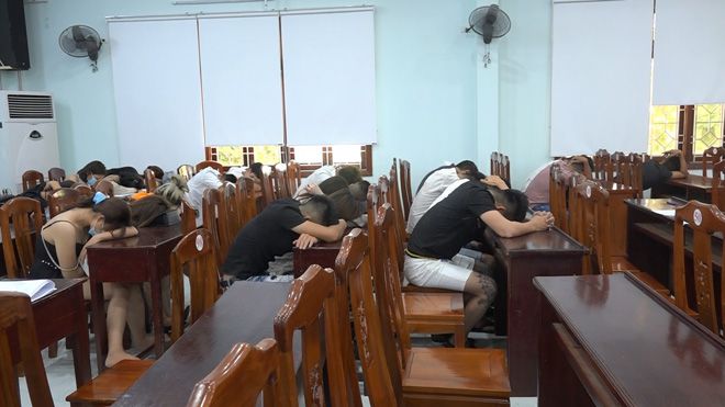Phát hiện 52 nam, nữ đến phòng karaoke dự sinh nhật bạn bằng “tiệc ma túy” - Ảnh 1.