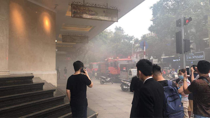 Ôtô ở Tràng Tiền Plaza bất ngờ bốc cháy, người dân mua sắm hoảng sợ tháo chạy - Ảnh 1.