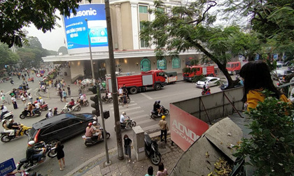 Ôtô ở Tràng Tiền Plaza bất ngờ bốc cháy, người dân mua sắm hoảng sợ tháo chạy