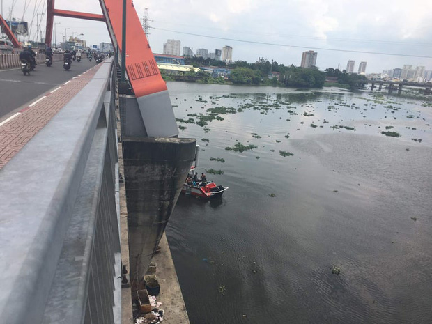 Để lại xe máy trên cầu, người phụ nữ bất ngờ nhảy xuống sông Sài Gòn tự tử - 1