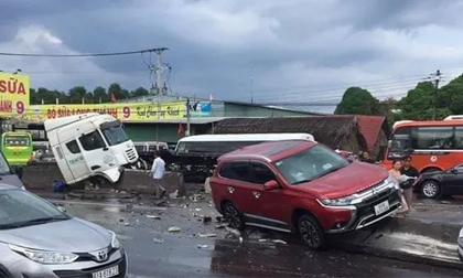 Kinh hoàng cuộn thép trên xe container rơi xuống đường gây tai nạn liên hoàn, kẹt xe nhiều giờ