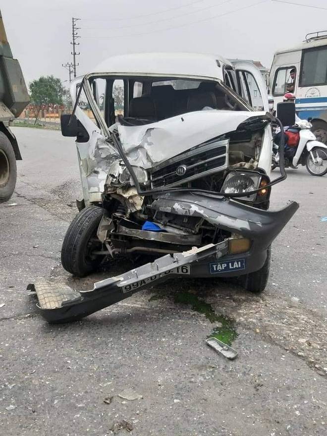 Nữ học viên đâm ô tô biến dạng, thầy dạy lái ngồi bên gương mặt chảy máu đầy thảng thốt - 1