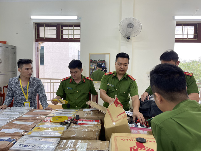 Bắt giữ kho thiết bị đánh bạc gian lận do 2 vợ chồng làm chủ - Ảnh 1.