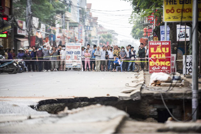 Sáng nay, hố tử thần ở Hà Nội đã lan rộng ra 50m2, đổ đất cát vào như muối bỏ biển - Ảnh 3.