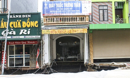 Sáng nay, 'hố tử thần' ở Hà Nội đã lan rộng ra 50m2, đổ đất cát vào như muối bỏ biển
