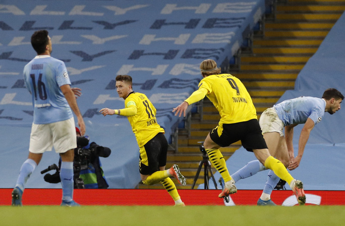 Cộng đồng mạng sốc với trọng tài, Man City thoát hiểm trước Dortmund - Ảnh 5.