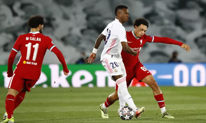 'Thần đồng' Vinicius lập cú đúp, Real Madrid đặt một chân vào bán kết Champions League