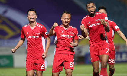 Gục ngã trước Viettel trong trận cầu có 2 thẻ đỏ, Hà Nội FC lún sâu vào khủng hoảng