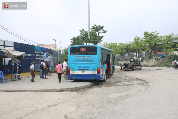 Nhân chứng vụ xe buýt lao lên vỉa hè đâm chết người: Một người đứng ngay cạnh thoát chết, sợ 'mặt cắt không ra máu'