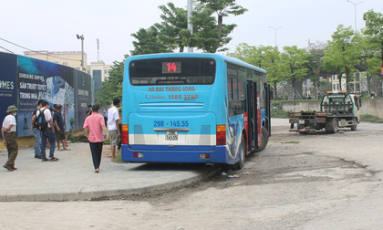 Nhân chứng vụ xe buýt lao lên vỉa hè đâm chết người: Một người đứng ngay cạnh thoát chết, sợ 'mặt cắt không ra máu'