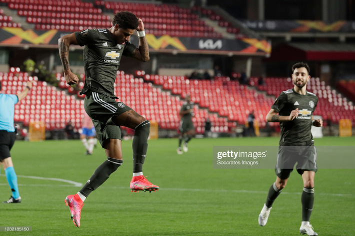 Man United thổi bay địch thủ ngổ ngáo; Arsenal trả giá đắt vì sai lầm phút bù giờ - Ảnh 1.