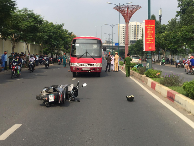 TP.HCM: Nâng xe buýt, đưa thi thể người đàn ông mắc kẹt dưới gầm ra ngoài TP.HCM: Nâng xe buýt, đưa thi thể người đàn ông mắc kẹt dưới gầm ra ngoài
