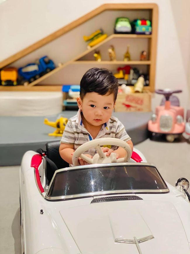 Chồng đại gia của Đặng Thu Thảo tiết lộ chân dung cậu con trai gần 1 tuổi - Ảnh 2. Chồng đại gia của Đặng Thu Thảo tiết lộ chân dung cậu con trai gần 1 tuổi - Ảnh 2.