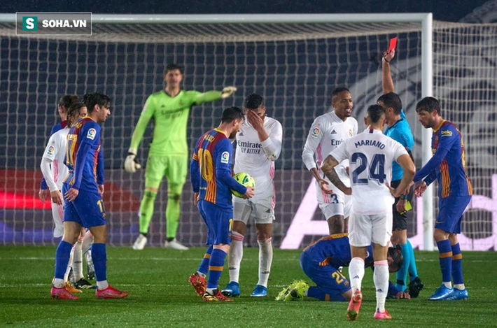 Thắng siêu kịch tính ở siêu kinh điển, Real Madrid bước qua Barca đoạt ngôi đầu - Ảnh 2.