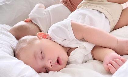 'Tan chảy' trước dáng nằm ngủ siêu đáng yêu của Lisa và Leon nhà Hồ Ngọc Hà