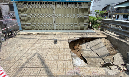 TP.HCM: Xuất hiện hố 'tử thần' khổng lồ trên vỉa hè, 'nuốt chửng' xe máy